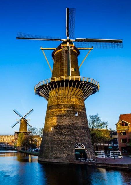 De Noordmolen overdag, met een tweede molen op de achtergrond en bootjes op de Noordvest