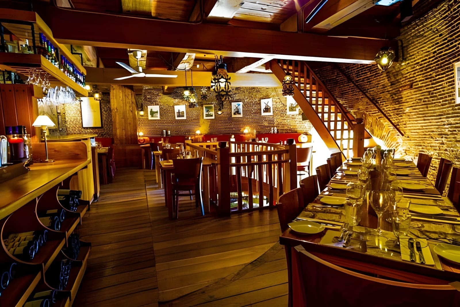 Een lange tafel gedekt voor een gezelschap, met de wijnrekken van De Noordmolen op de voorgrond