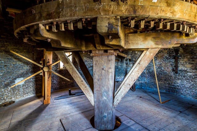 Het binnenwerk van de molen, met de ladder naar de bovenste verdieping